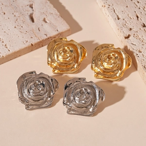 Boucles d'oreilles élégantes en forme de rose 3D en or et argent au fini brillant