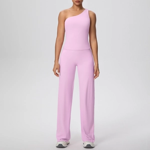 Détail du haut de yoga rose à une épaule et du pantalon large en tissu extensible