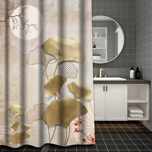 Dettaglio della tenda da doccia beige con foglie di ginkgo dorate e fiori di prugno