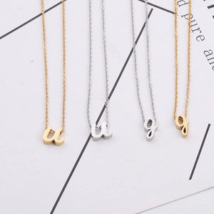 Colliers minimalistes avec pendentifs lettres u et g en finitions or et argent