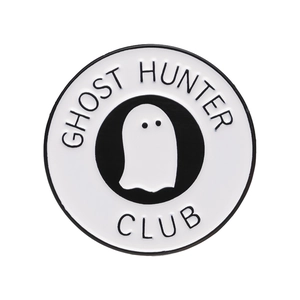 Spilla smaltata rotonda Ghost Hunter Club con design fantasma bianco e nero per borse