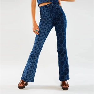 Vue détaillée du jean évasé taille haute avec motif à carreaux bleus et fleurs