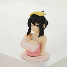Figurine de fille anime aux longs cheveux noirs avec serviette rose en scène de bain