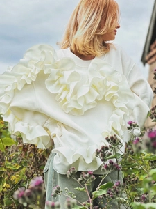 Elegante felpa bianca da donna con volant e maniche lunghe ideale per look autunnale chic