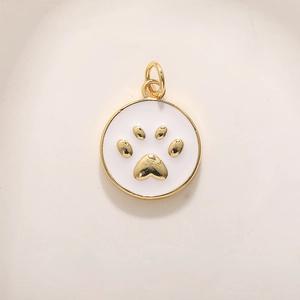 Pendentif rond plaqué or avec émail blanc et motif de pied en 3D pour colliers