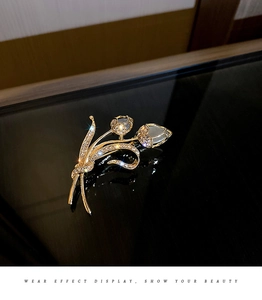 Détail de la broche en épi de blé sertie de diamants et pierre œil de chat en or champagne