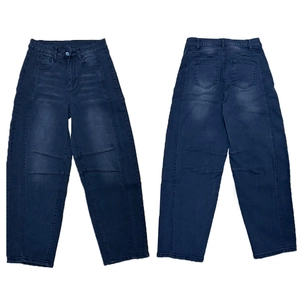 Dettaglio dei jeans lavaggio blu scuro con cuciture sulle ginocchia e design a cinque tasche