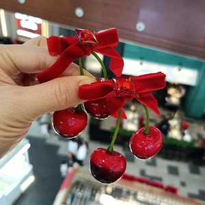 Barrette d'hiver en velours rouge cerise avec pierre précieuse et breloques