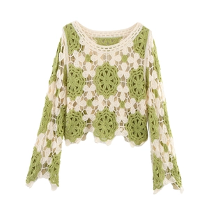 Detaillierte Nahaufnahme des Häkelmusters in Creme und Grün mit hohlem Blumendesign
