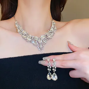 Set collana e orecchini a goccia in argento con strass scintillanti su una modella