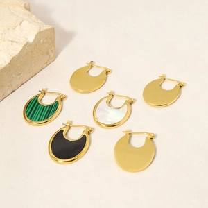 Boucles d'oreilles en or en U avec malachite, nacre blanche et pendentifs lune