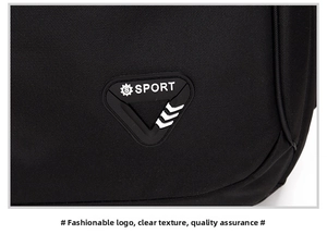 Detalle de tela de nailon negro de alta densidad y emblema de logo sport en la mochila