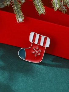Broche de Noël classique en émail rouge en forme de chaussette avec flocon et rayures