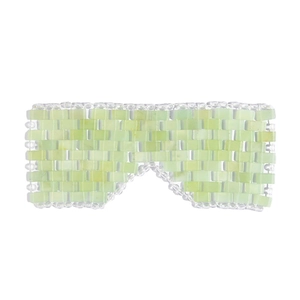 Masque pour les yeux en jade Xiuyan vert clair fait main avec perles sur fond blanc