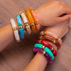 Bracelets joncs colorés en acrylique style bambou avec perles dorées portés au poignet
