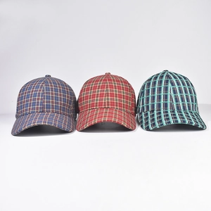 Set di tre classici cappellini da baseball a quadri in vari colori per la moda invernale