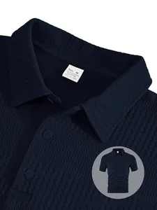 Dettaglio macro del tessuto a nido d'ape blu scuro e colletto polo con bottone