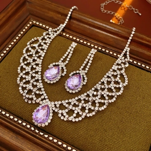 Dettaglio del set collana e orecchini in argento con cristalli viola a goccia