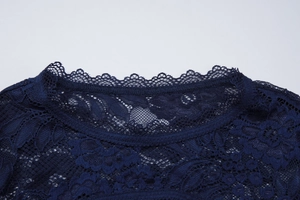 Macro-opname van donkerblauwe kant en geschulpte bloembladrand details op de top