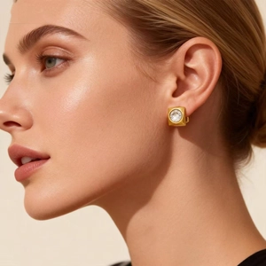 Elegante goldene quadratische Ohrstecker mit rundem Zirkonia, getragen von einem Model