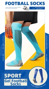 Detailansicht der rutschfesten Noppen an hochelastischen Profi-Fußballsocken