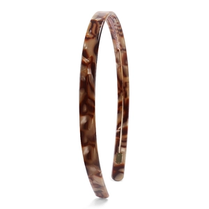 Detail of 1cm tortoiseshell acetate headband with non-slip teeth for secure fit