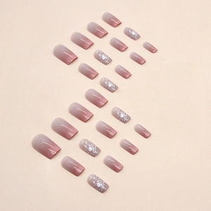 Faux ongles dégradés rose et gris avec motifs de pissenlits blancs pour manucure douce