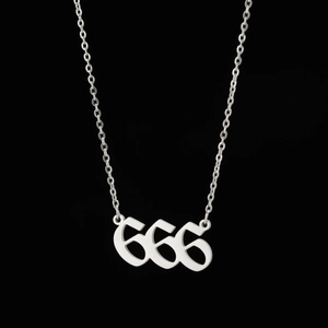 Gros plan du collier en acier inoxydable argenté avec pendentif numéro d'ange 666