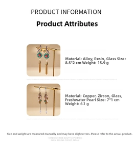 Détail de boucles d'oreilles fleuries avec zircons et perles sur support doré