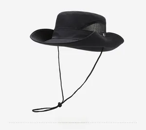 Dettaglio cappello da sole outdoor a rapida asciugatura con rete traspirante e laccio