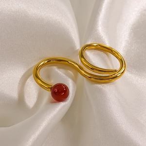 Anello doppio dito minimalista placcato oro 14K con linea a S lucida e perla di agata rossa