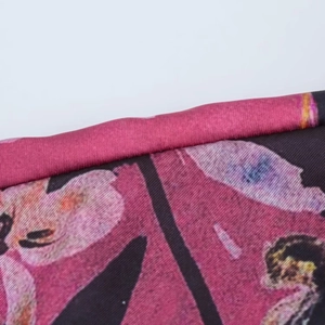 Vista macro dettagliata della stampa floreale con lucentezza satinata e bordo a rullo