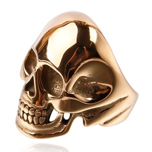 Dettaglio ravvicinato di un anello a teschio dorato con finitura lucida e stile gothic