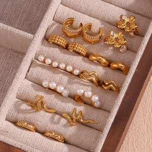 Parure de bijoux dorés 18K avec boucles d'oreilles fleurs, serpent et perles fines