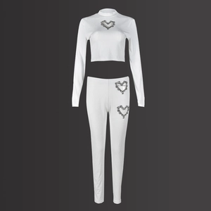 Dettaglio del set top corto a maniche lunghe e pantaloni con ritagli di strass a cuore