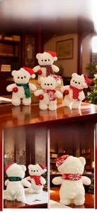 Dettaglio di orsetti di peluche bianchi natalizi con sciarpe e cappelli festivi