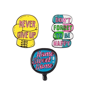 Lot de 3 broches en émail avec gant de boxe, pilule du bonheur et motif maison douce
