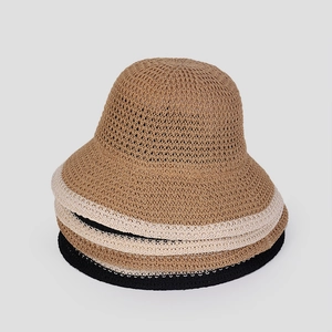 Dettaglio della trama in maglia traspirante su cappelli da sole pieghevoli in tre colori