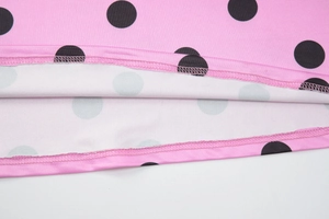 Détails de l'ourlet et des coutures sur robe longue rose à pois et dos nu sexy