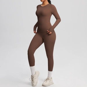 Détail de l'ensemble de yoga marron avec poignets passe-pouce et poches latérales