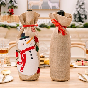 Housse de bouteille de vin en lin avec broderie bonhomme de neige et décor de table