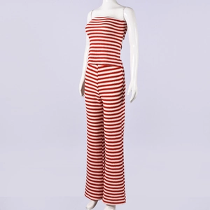 Gros plan sur la texture en maille rayée rouge et blanc du haut bustier et du pantalon