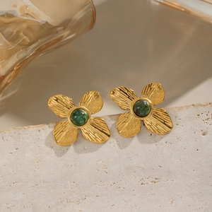 Détail de boucles d'oreilles fleurs vintage avec turquoise verte en acier doré 18K