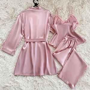 Ensemble de détente 3 pièces en satin rose avec peignoir et pantalon sur tapis