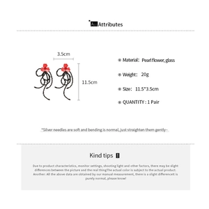 Vue détaillée des boucles d'oreilles fleur à pompons rouges avec dimensions et matériaux