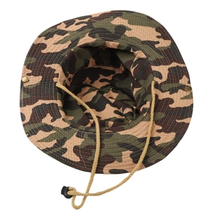Detailansicht des Camouflage-Boonie-Hutes mit verstellbarem Kinnriemen und Metalldruckknöpfen