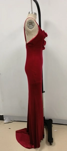Détail latéral d'une robe de soirée en velours rouge avec fleurs 3D et décolleté licou