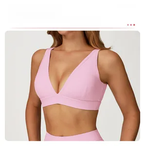 Détail de la brassière de yoga rose avec col en V et coussinets amovibles pour le sport