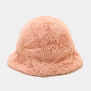 Gros plan sur un chapeau bob en peluche rose corail montrant la texture douce du tissu
