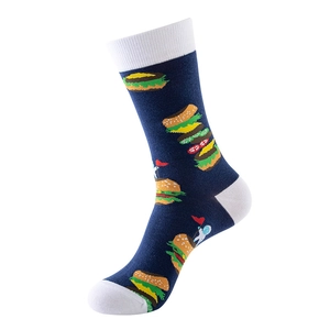 Donkerblauwe sokken met hamburger- en astronautenpatronen en witte contrastdetails